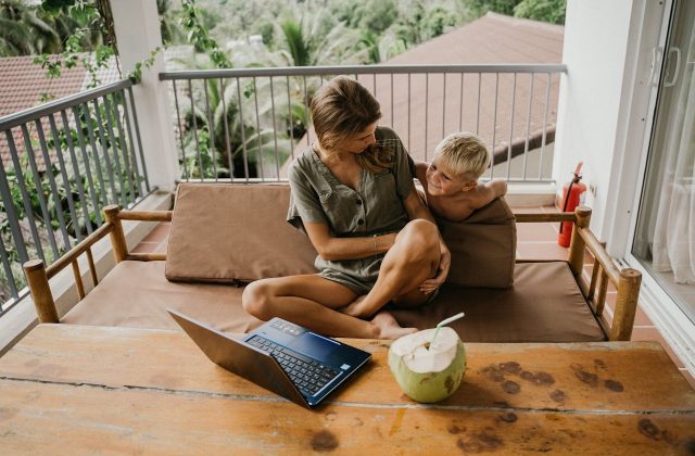 Essential tech gadgets for digital nomads working remotely